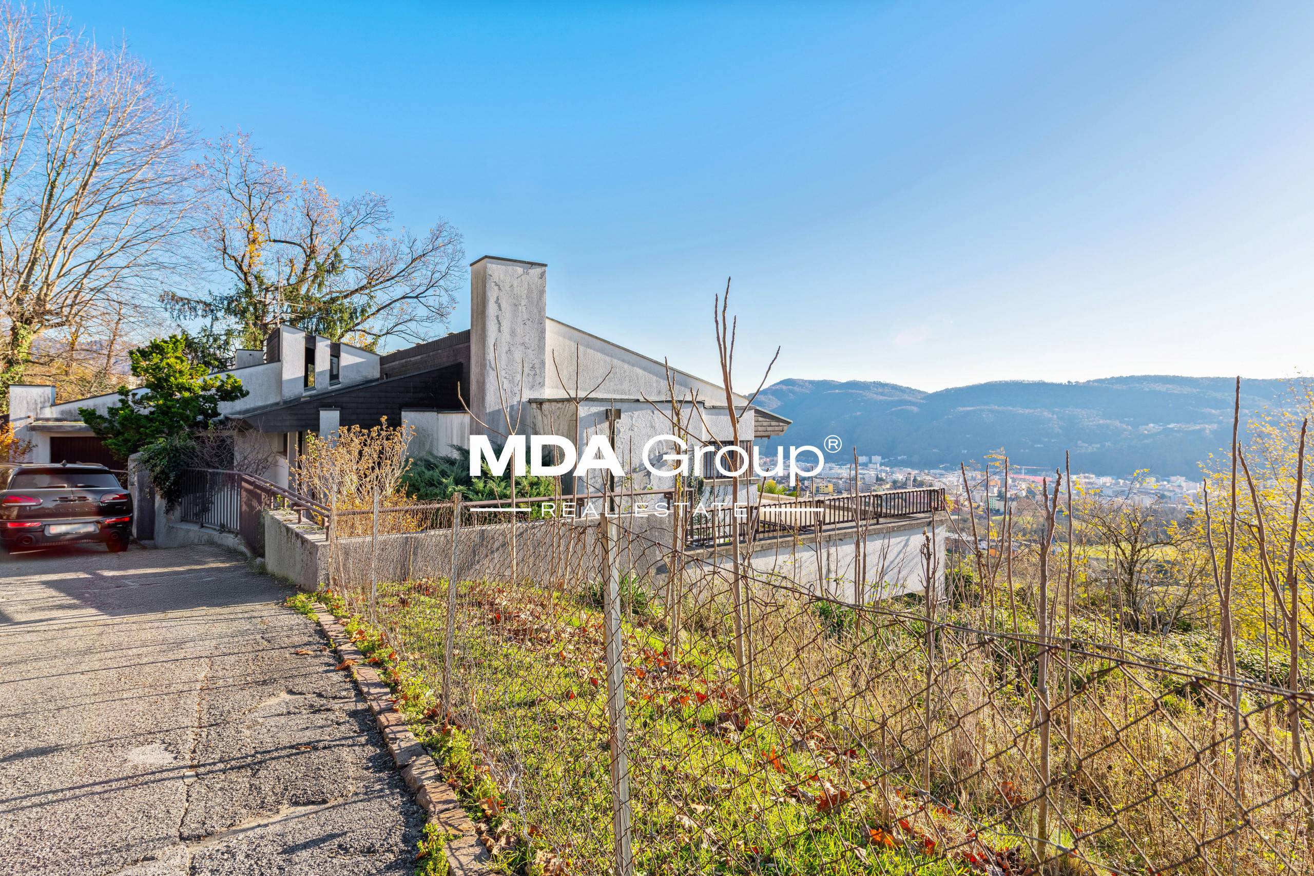 VILLA PANORAMICA ANNI ’70 DA RINNOVARE NEL VERDE