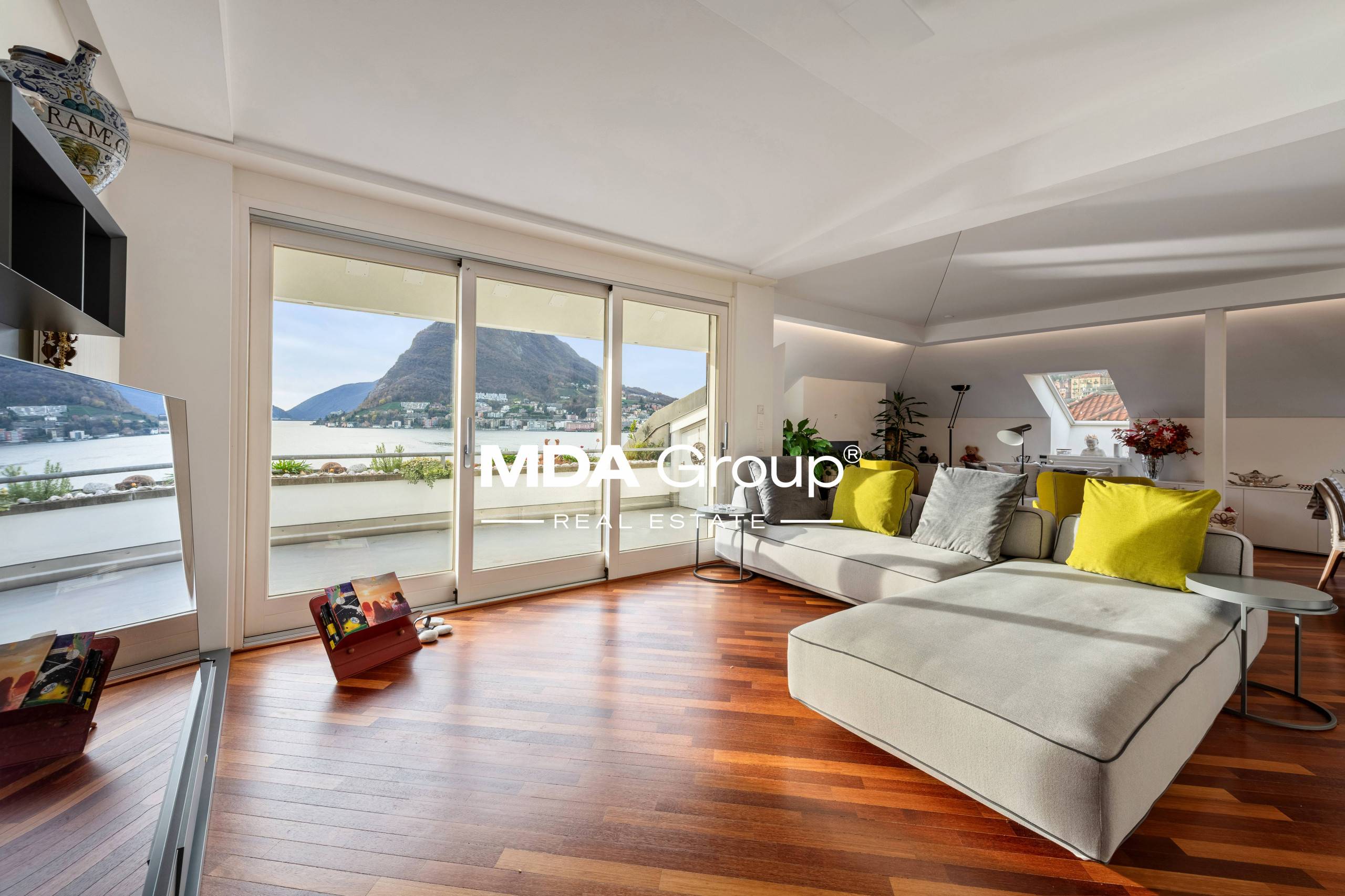 GORGEOUS LAKE VIEW - PEDESTRIAN AREA