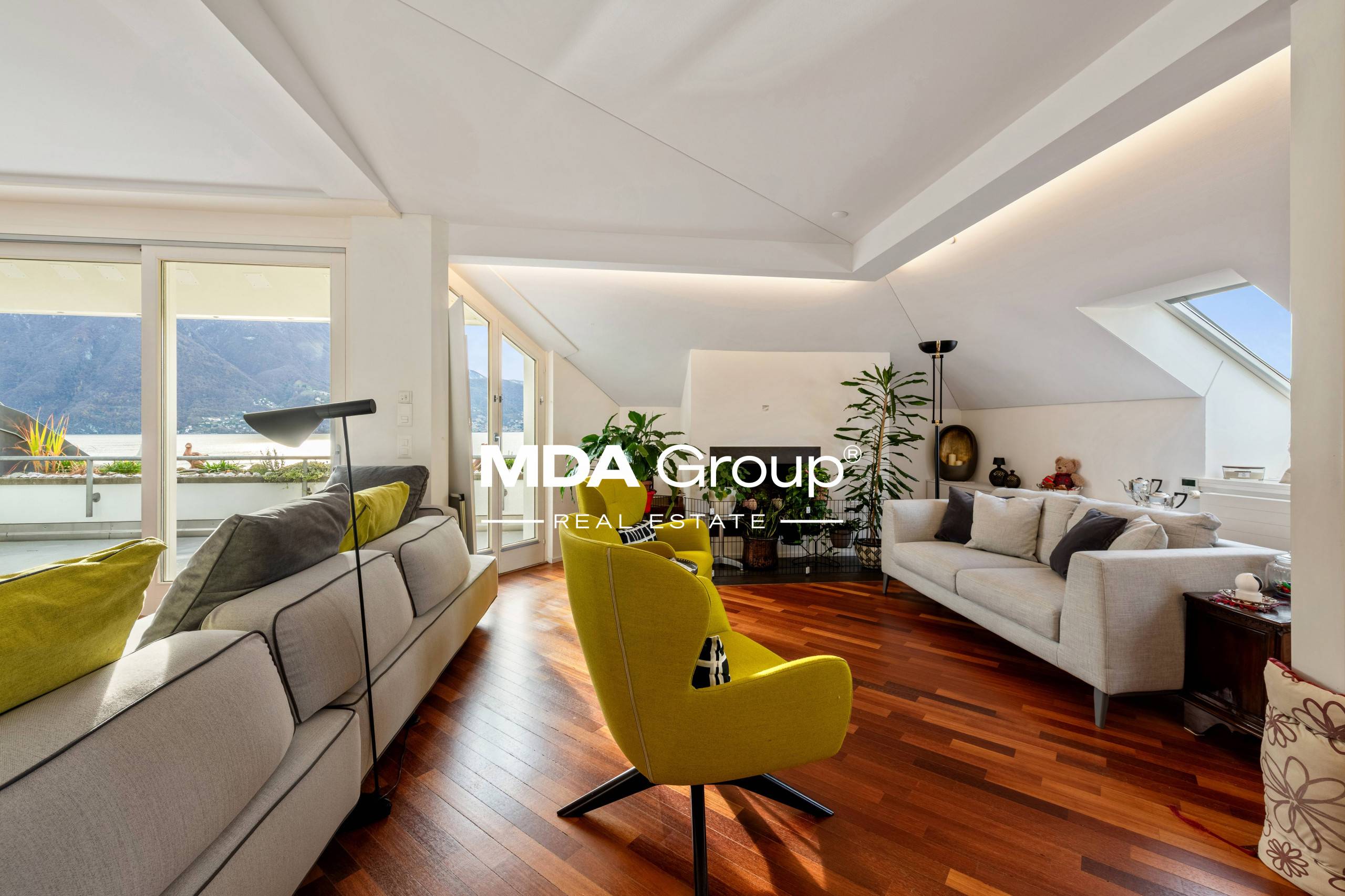 GORGEOUS LAKE VIEW - PEDESTRIAN AREA