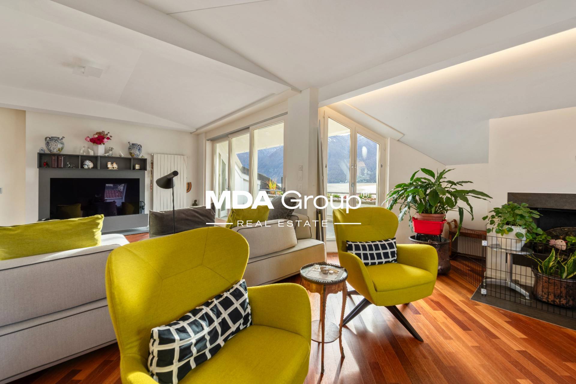 GORGEOUS LAKE VIEW - PEDESTRIAN AREA