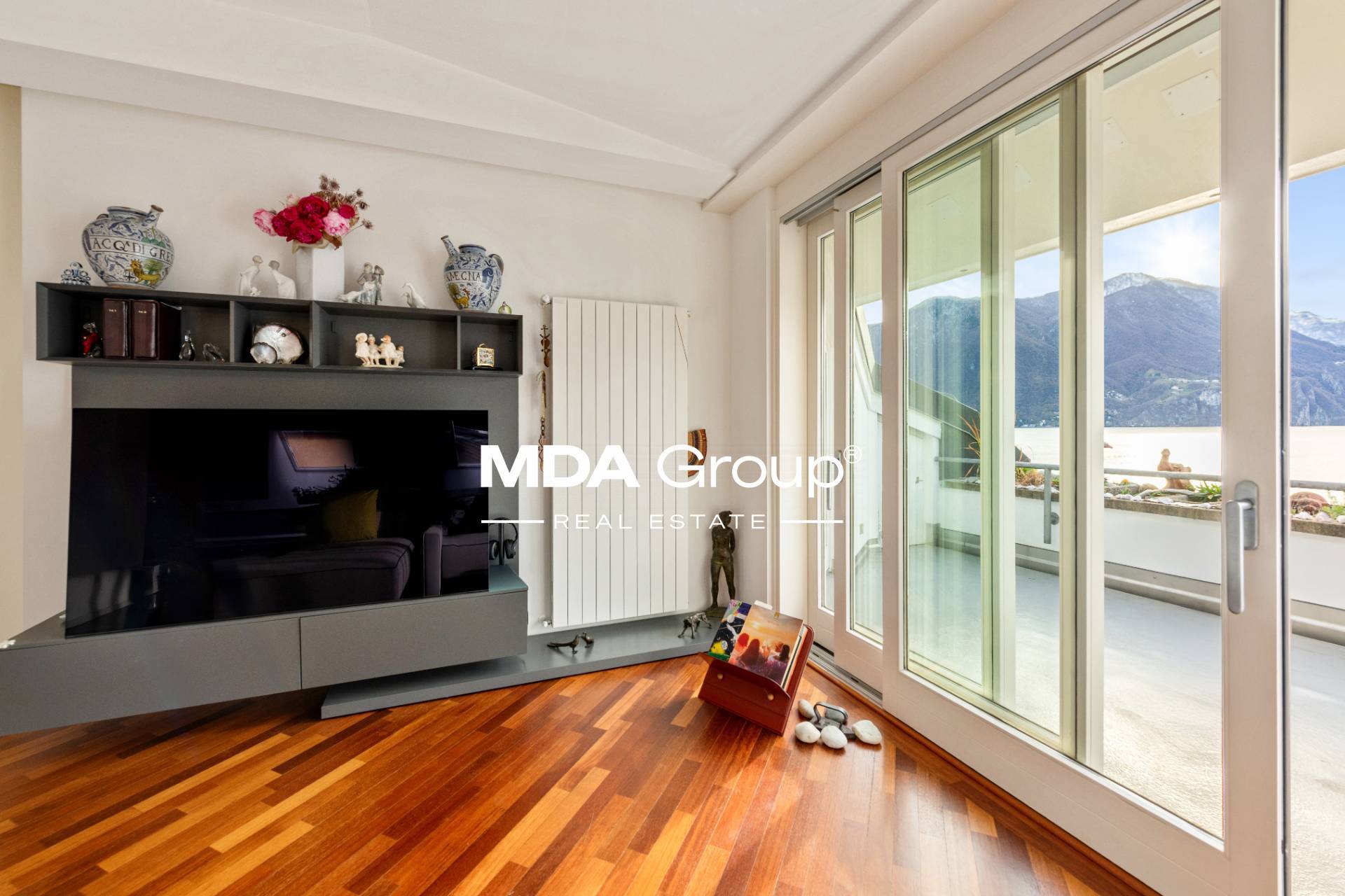 GORGEOUS LAKE VIEW - PEDESTRIAN AREA