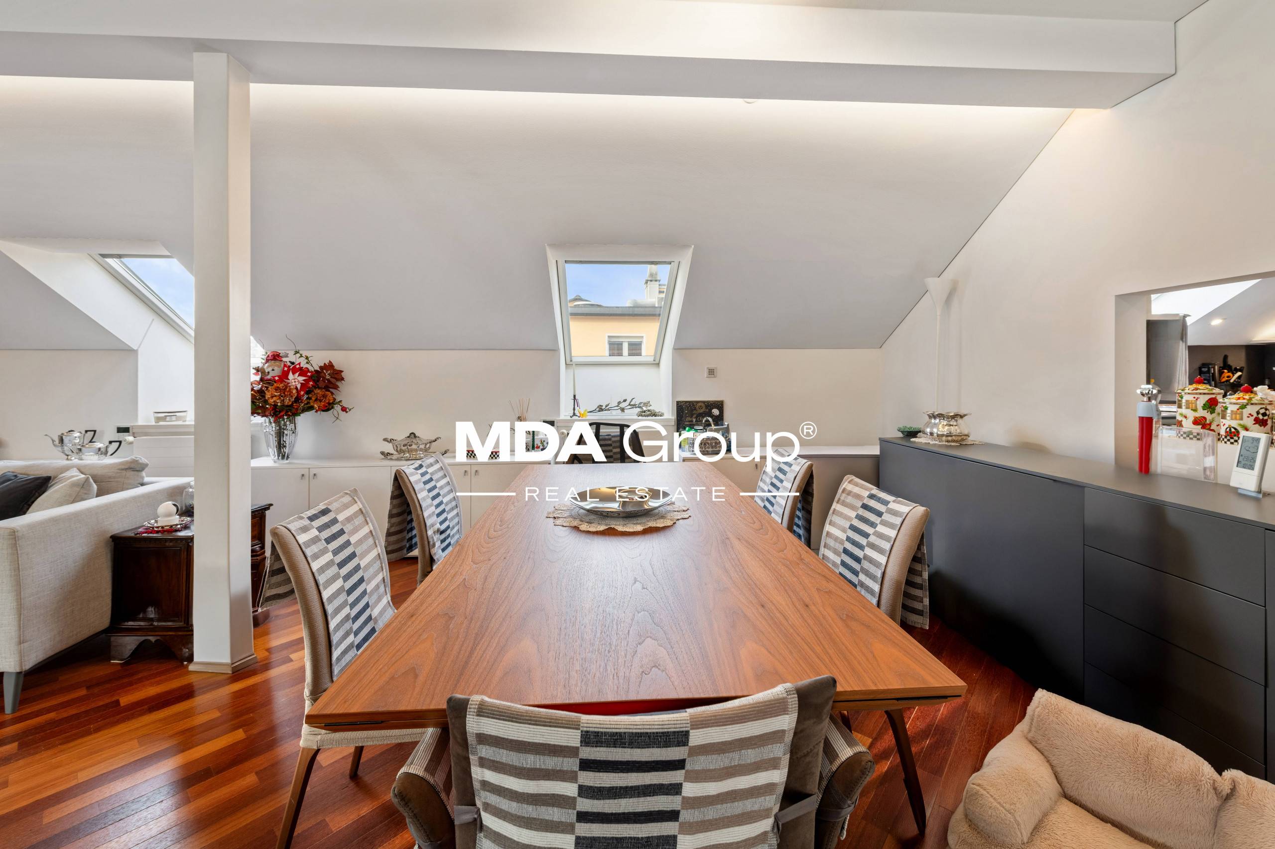 GORGEOUS LAKE VIEW - PEDESTRIAN AREA