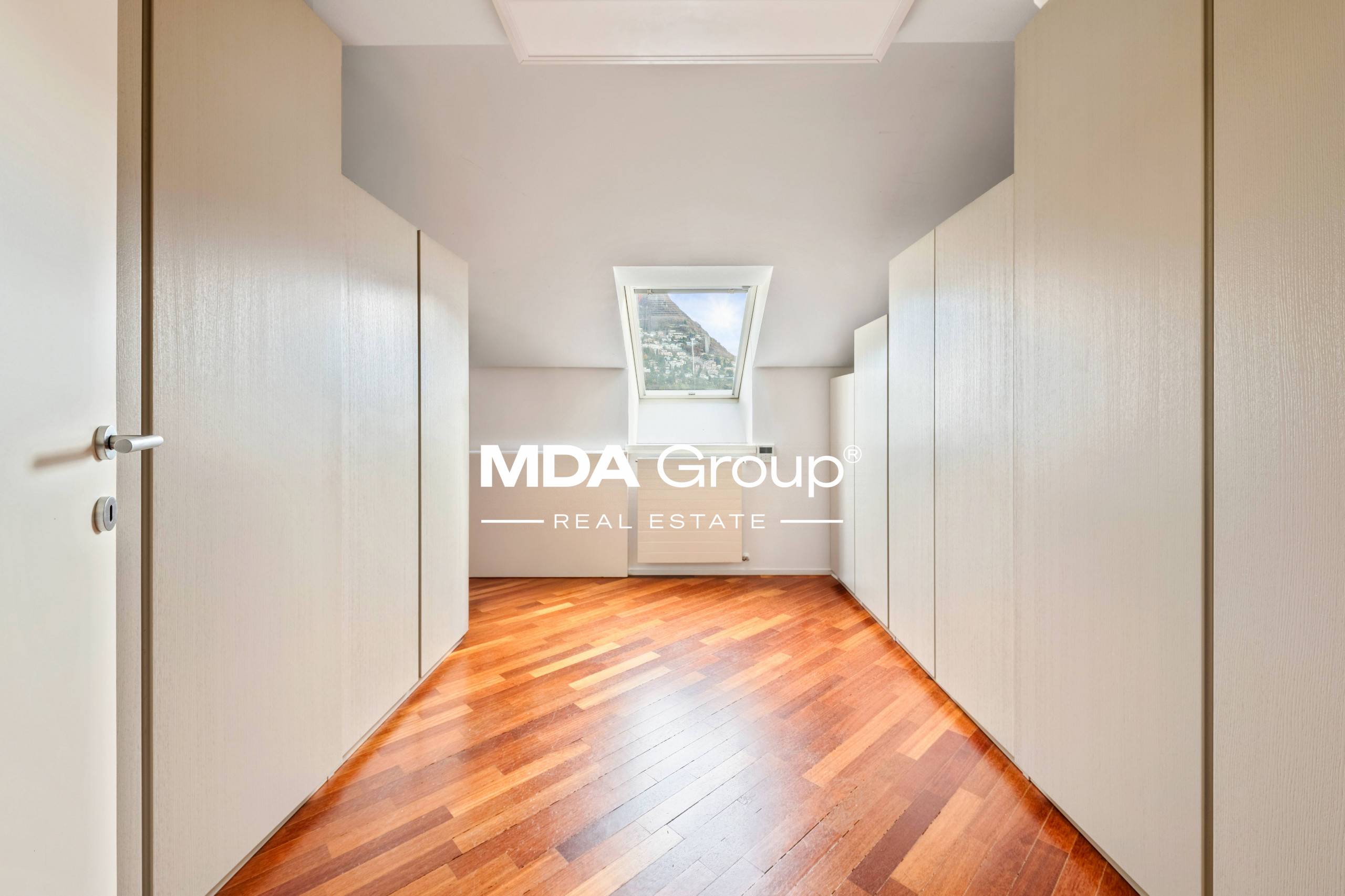 GORGEOUS LAKE VIEW - PEDESTRIAN AREA