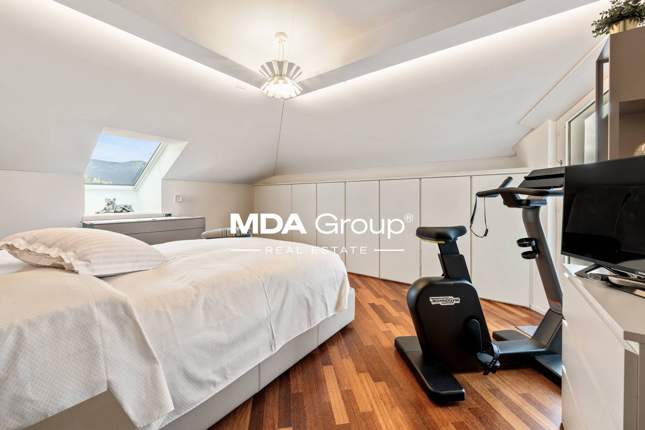 GORGEOUS LAKE VIEW - PEDESTRIAN AREA