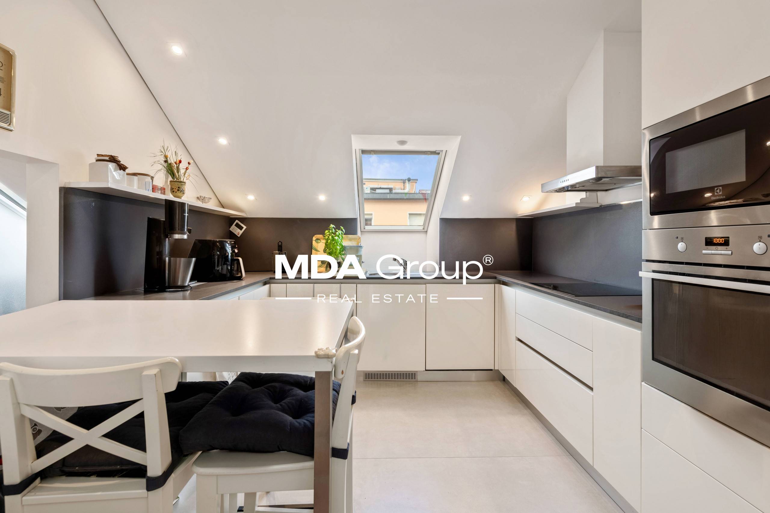 GORGEOUS LAKE VIEW - PEDESTRIAN AREA