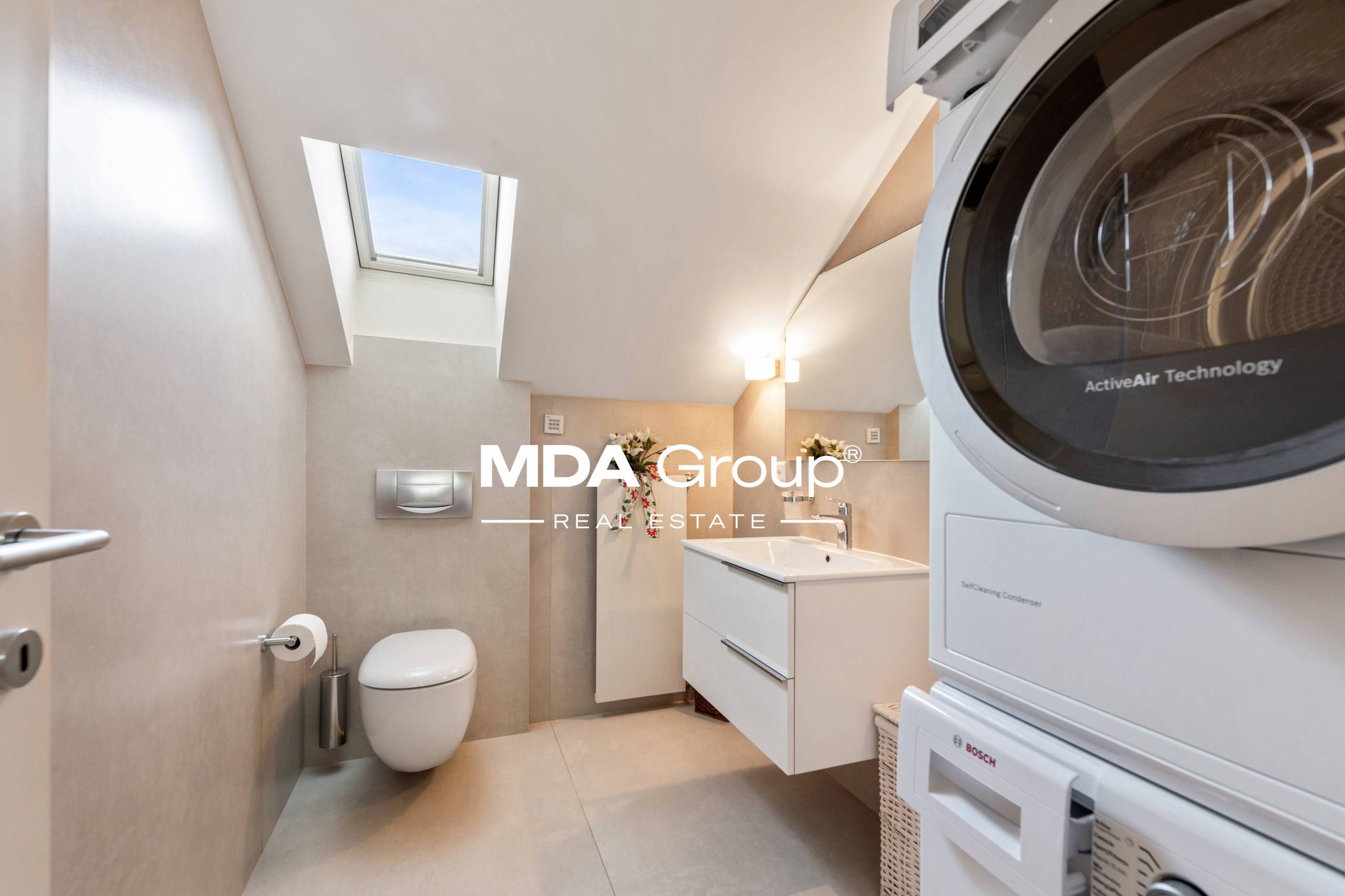 GORGEOUS LAKE VIEW - PEDESTRIAN AREA