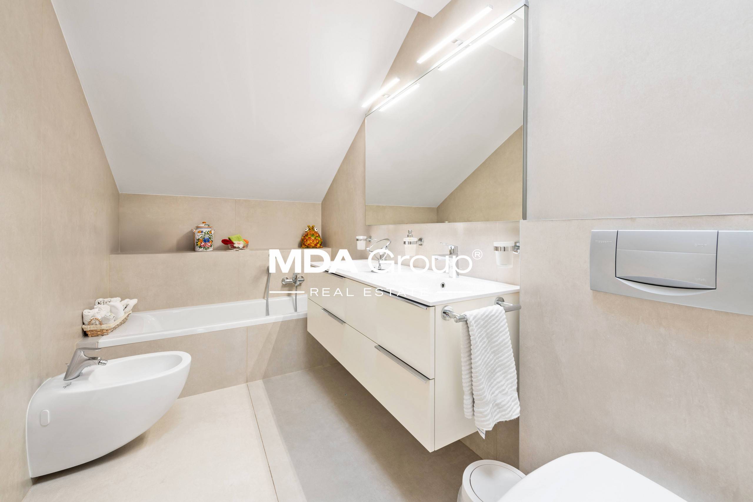 GORGEOUS LAKE VIEW - PEDESTRIAN AREA