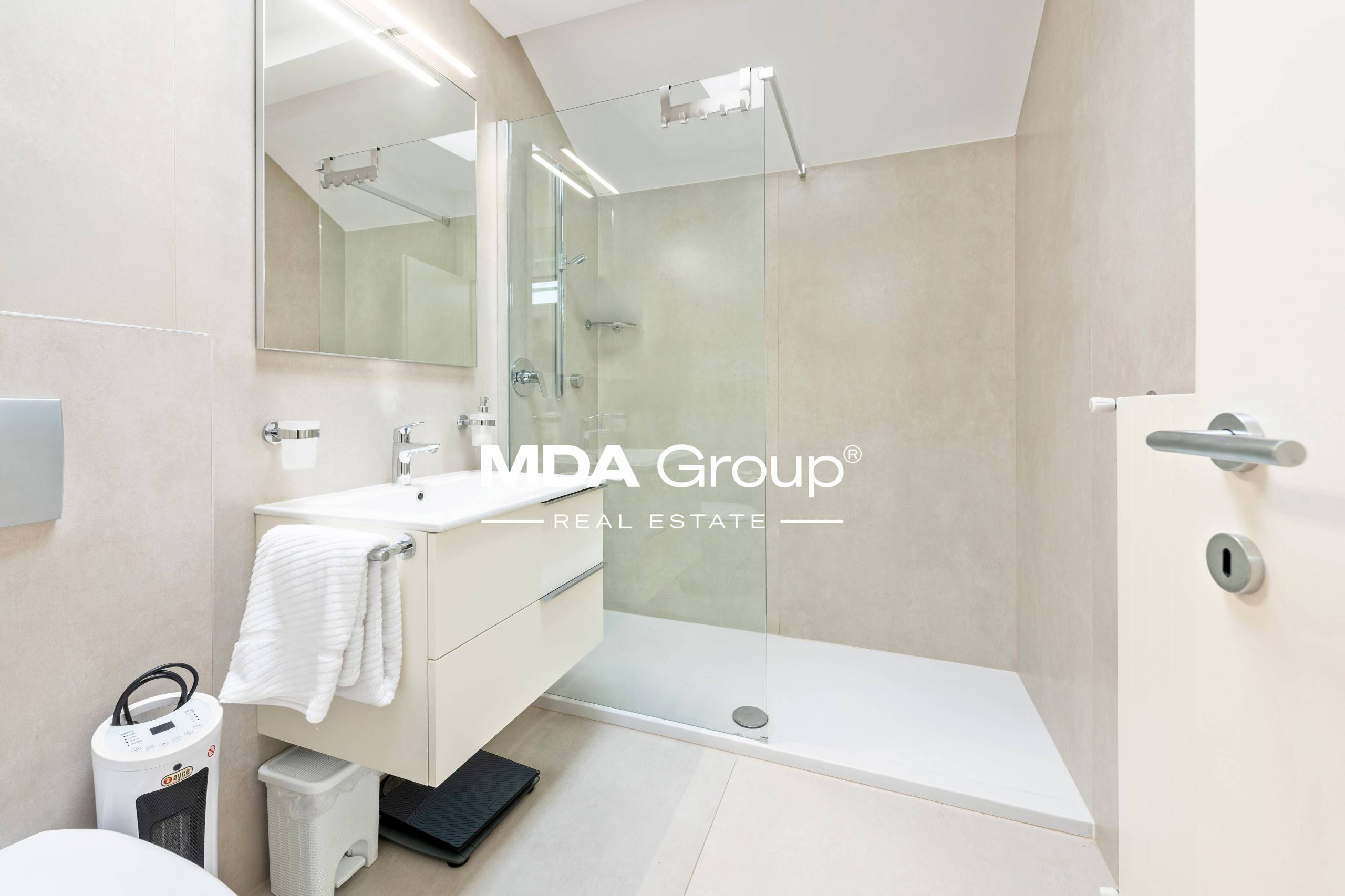 GORGEOUS LAKE VIEW - PEDESTRIAN AREA