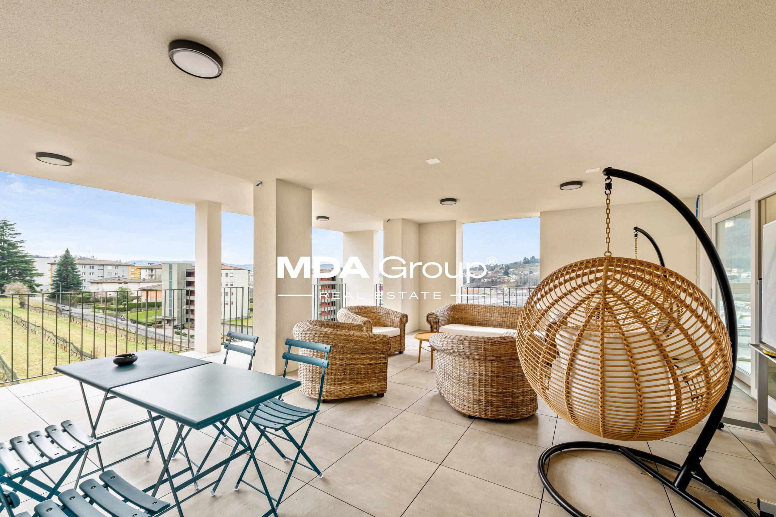 PENTHOUSE & BUSINESS