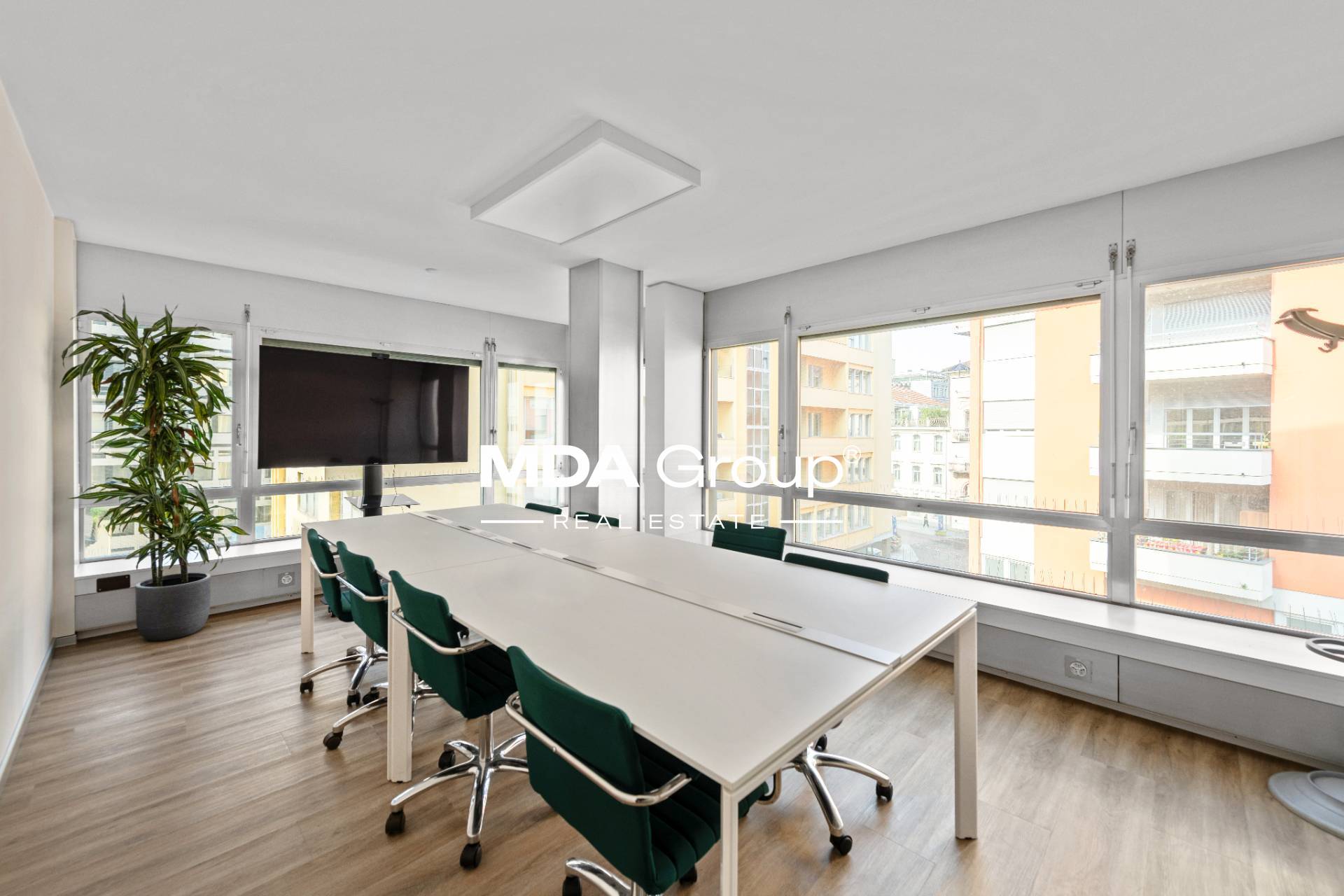 HELLES BÜRO  - BAHNHOF /  ZOLL ZONE