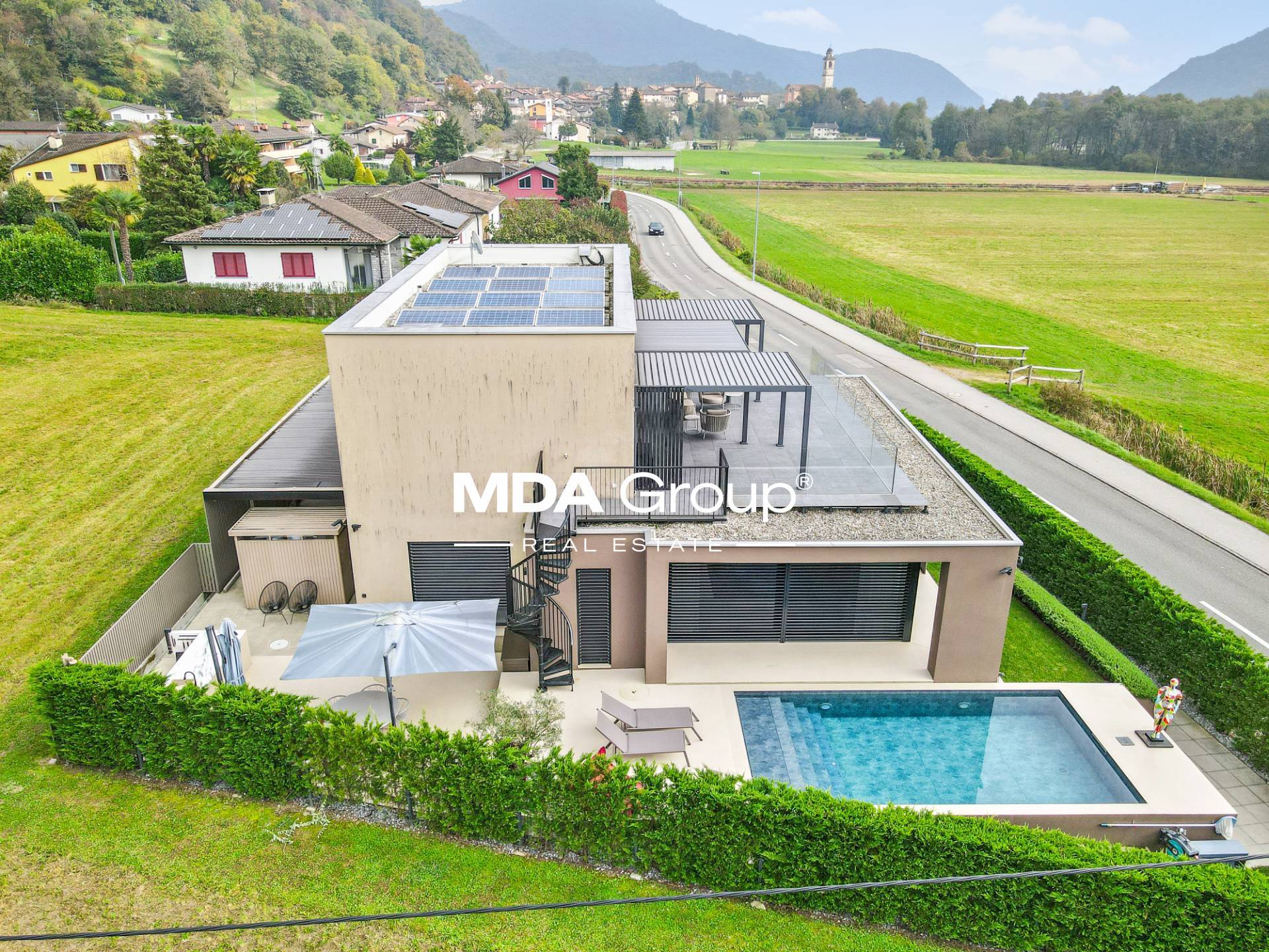 VILLA MODERNA CON PISCINA