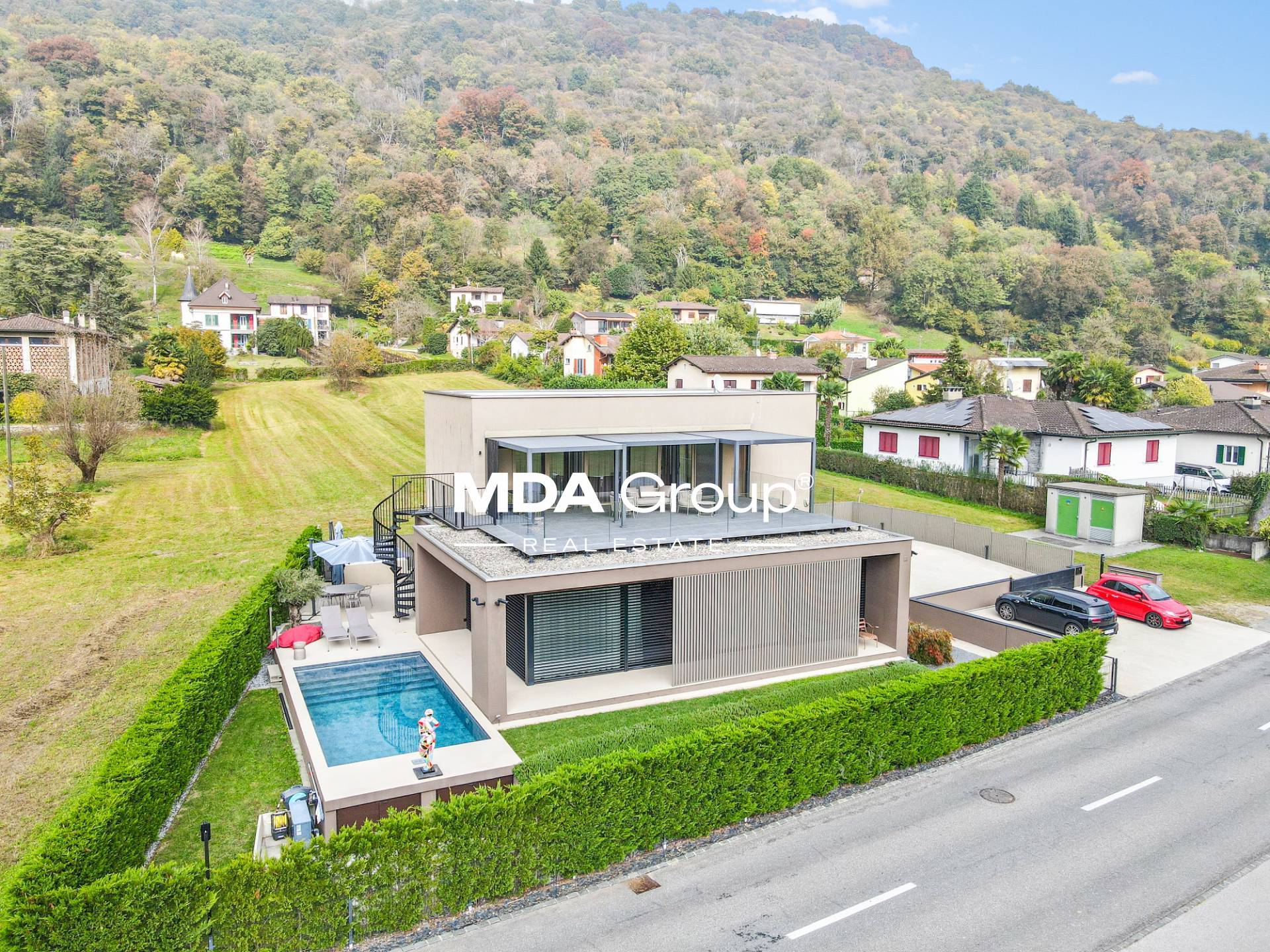 VILLA MODERNA CON PISCINA