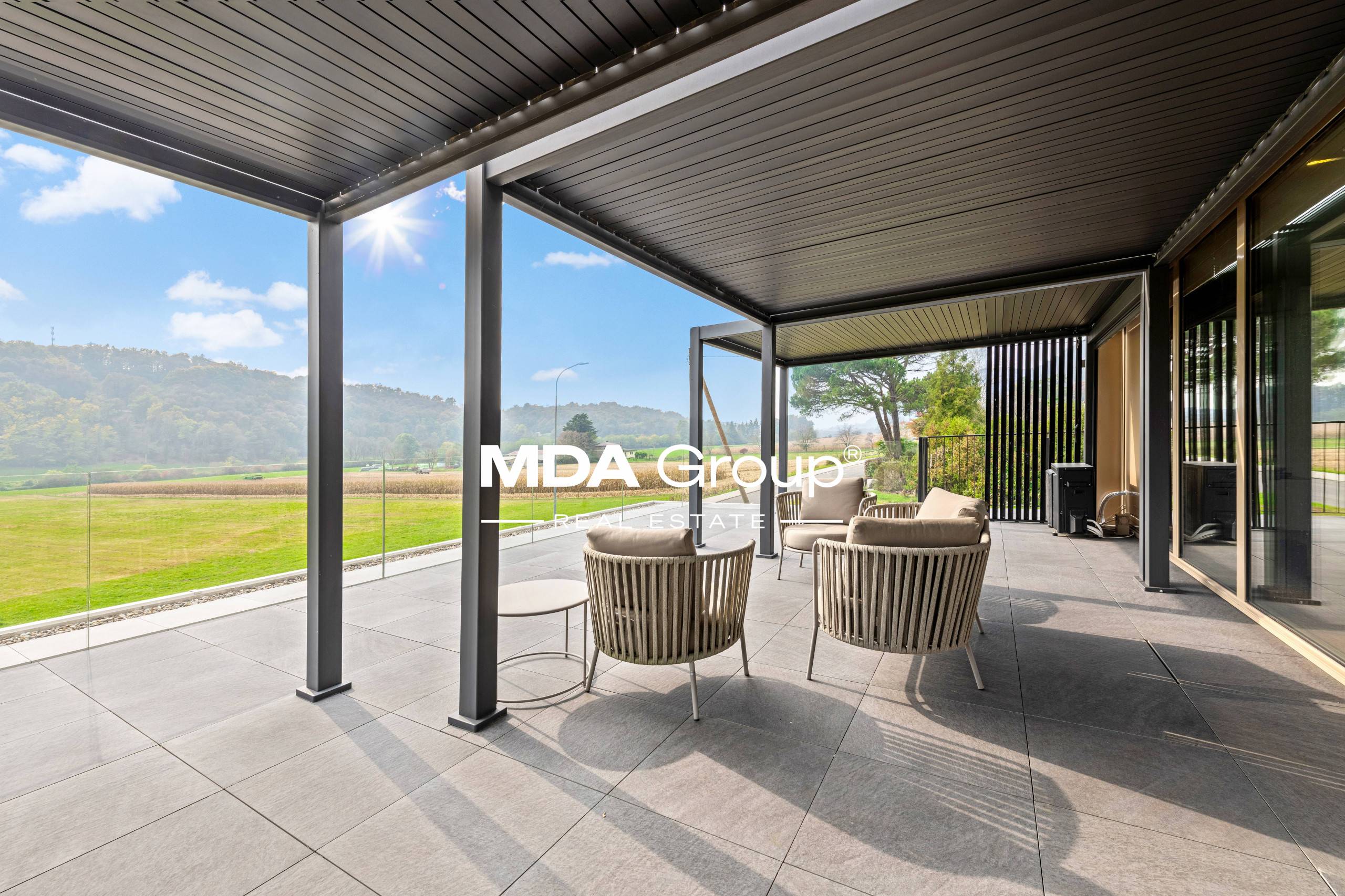 VILLA MODERNA CON PISCINA