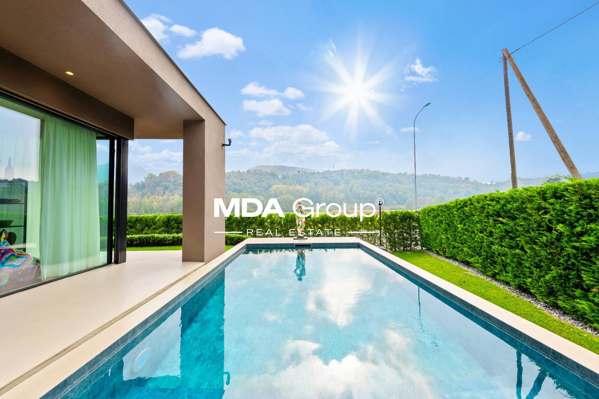 VILLA MODERNA CON PISCINA