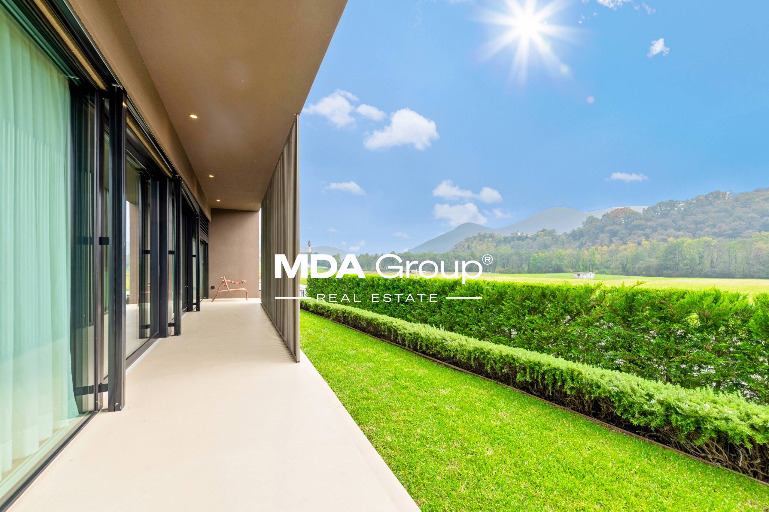 VILLA MODERNA CON PISCINA