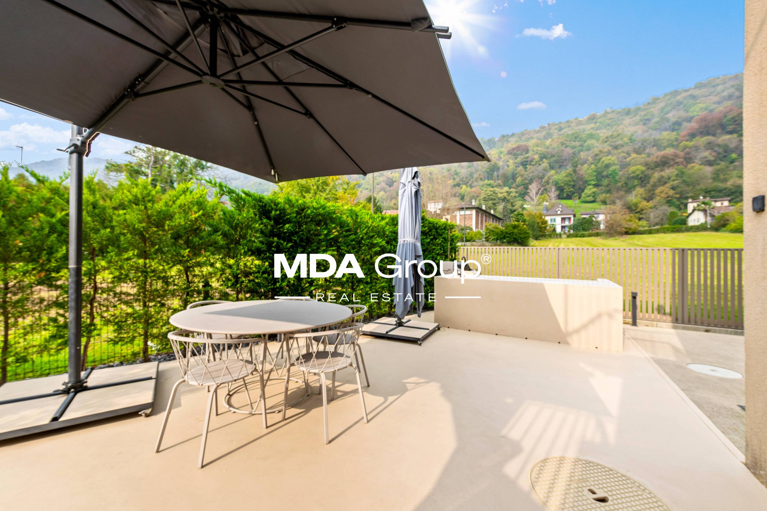 VILLA MODERNA CON PISCINA