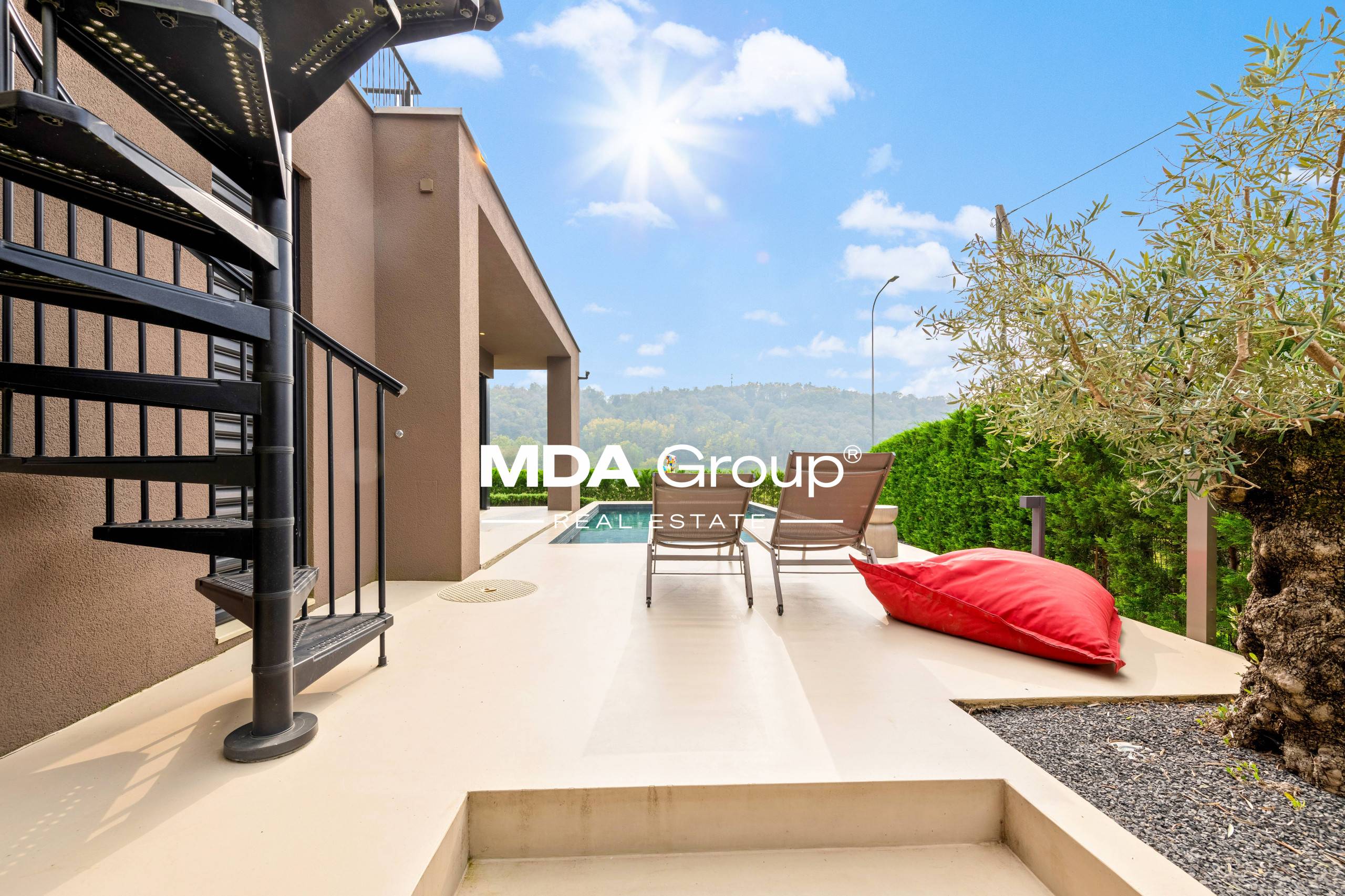 VILLA MODERNA CON PISCINA