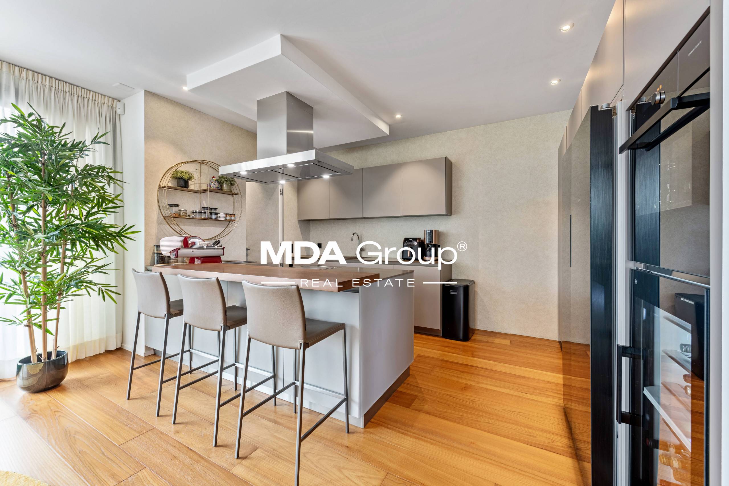 VILLA MODERNA CON PISCINA