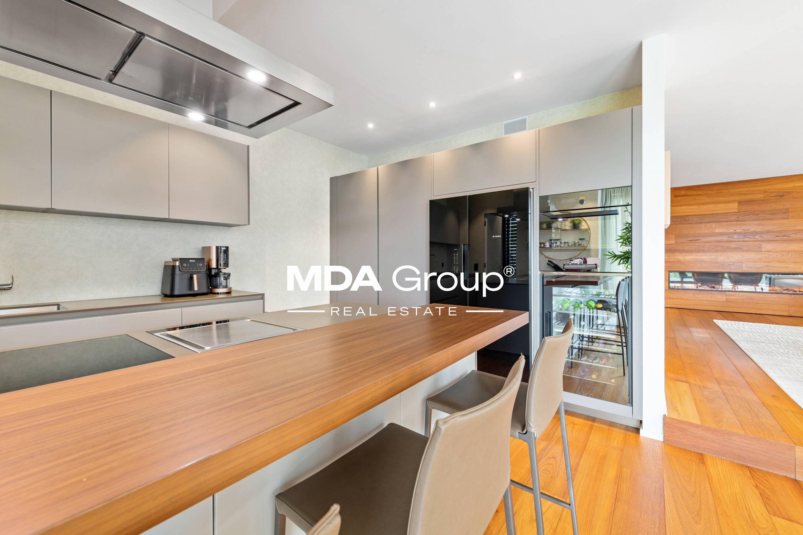 VILLA MODERNA CON PISCINA