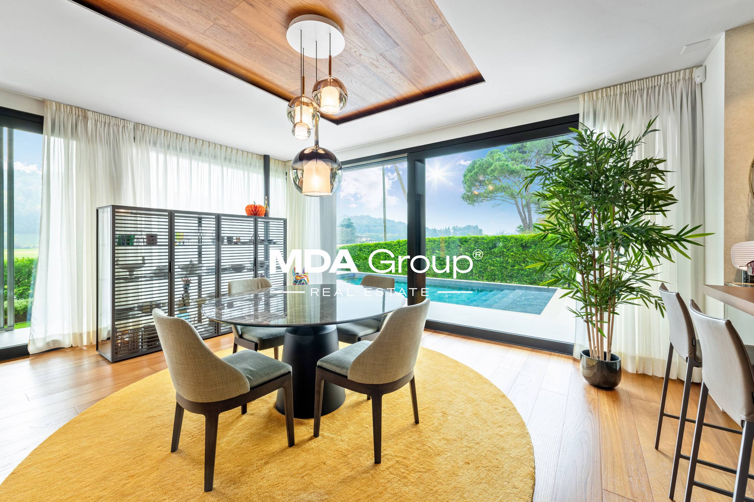 VILLA MODERNA CON PISCINA