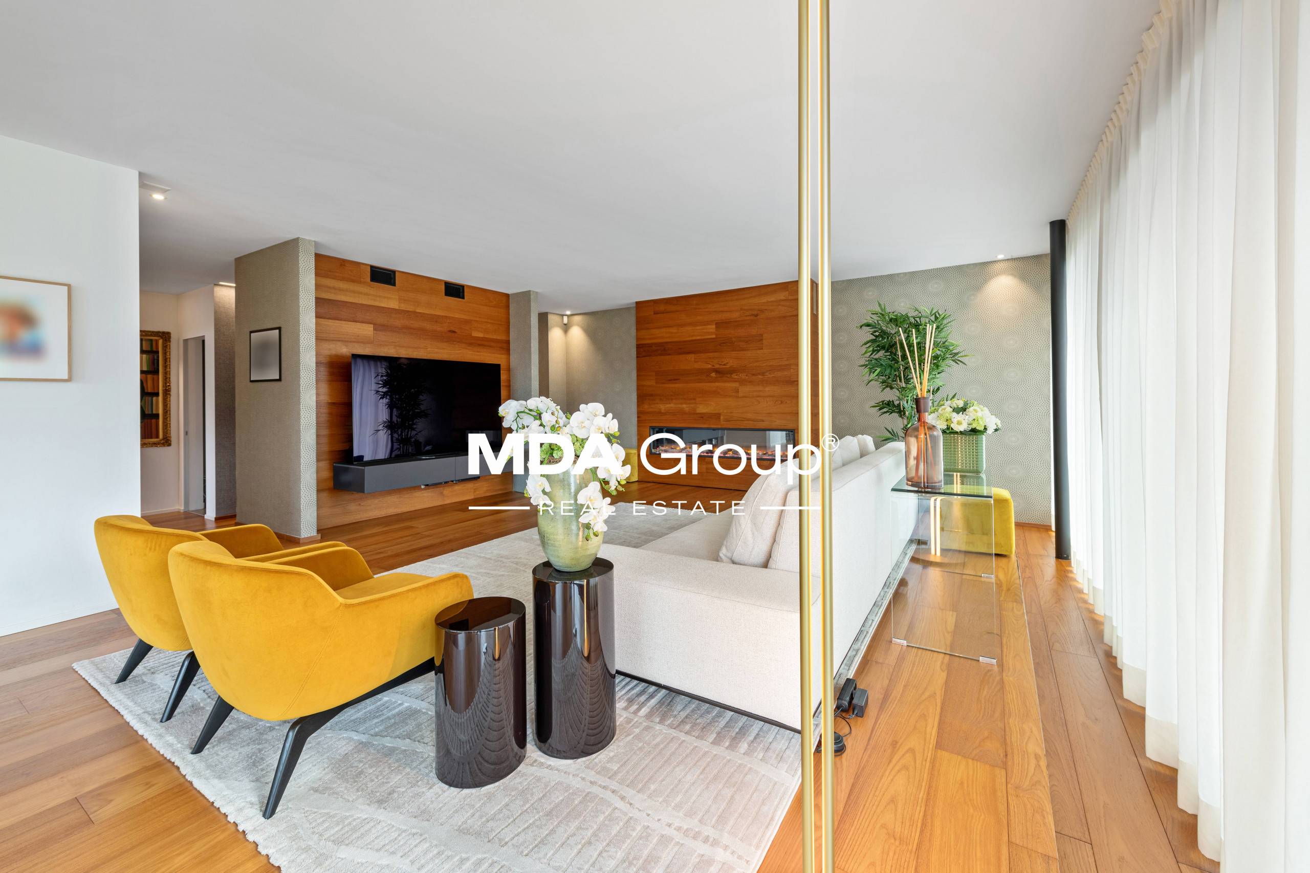 VILLA MODERNA CON PISCINA