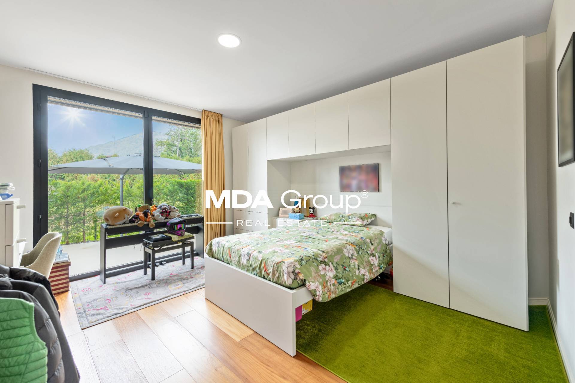 VILLA MODERNA CON PISCINA