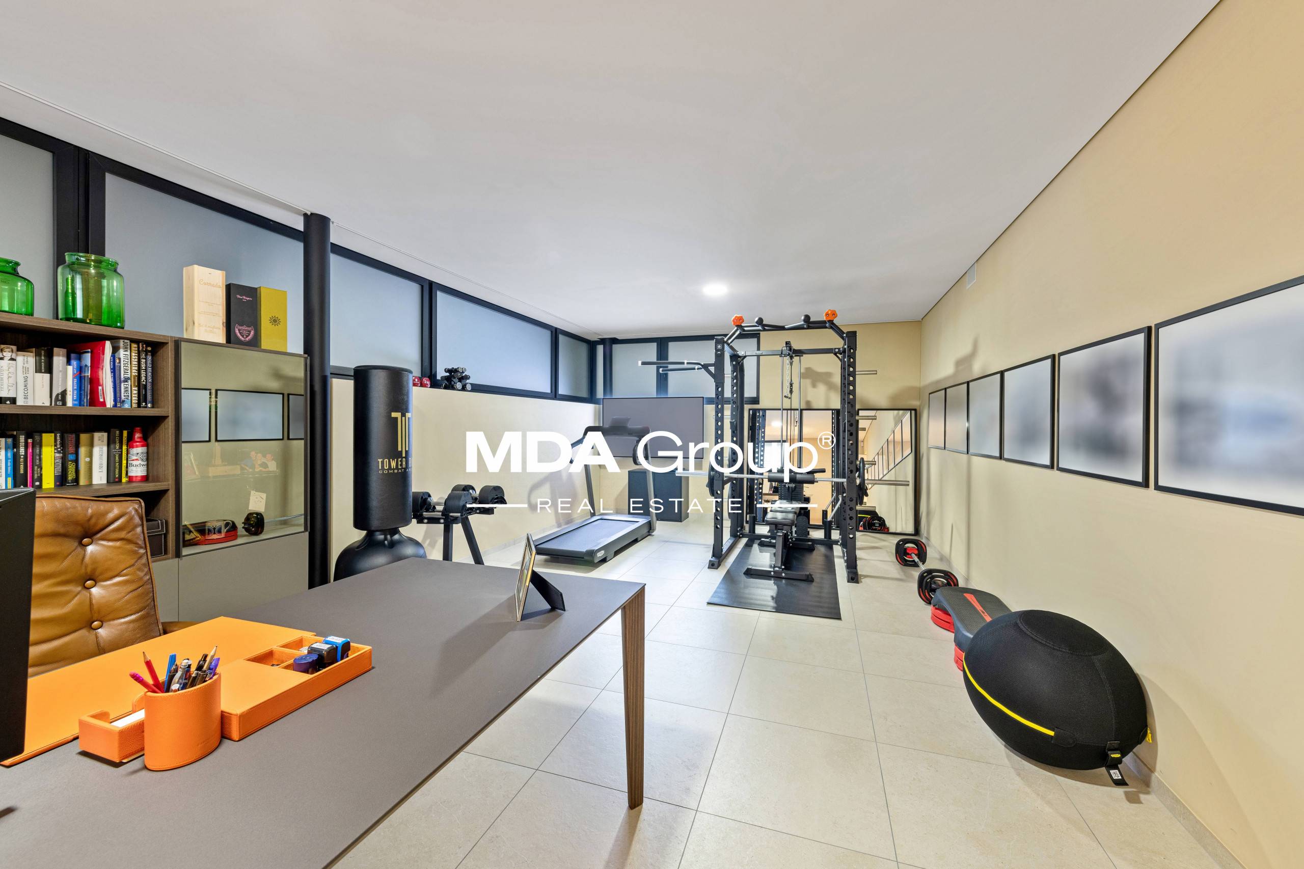 VILLA MODERNA CON PISCINA