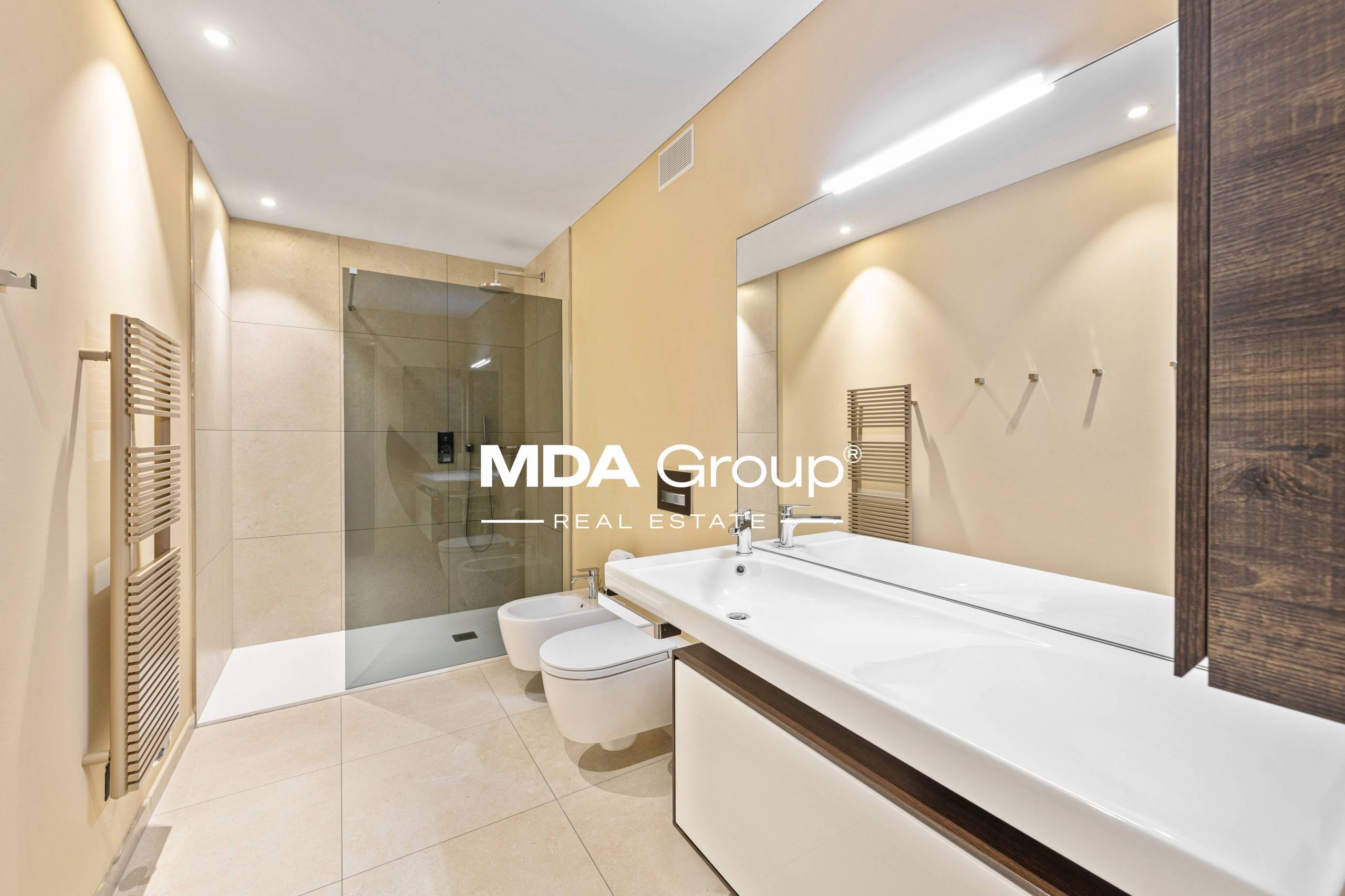 VILLA MODERNA CON PISCINA