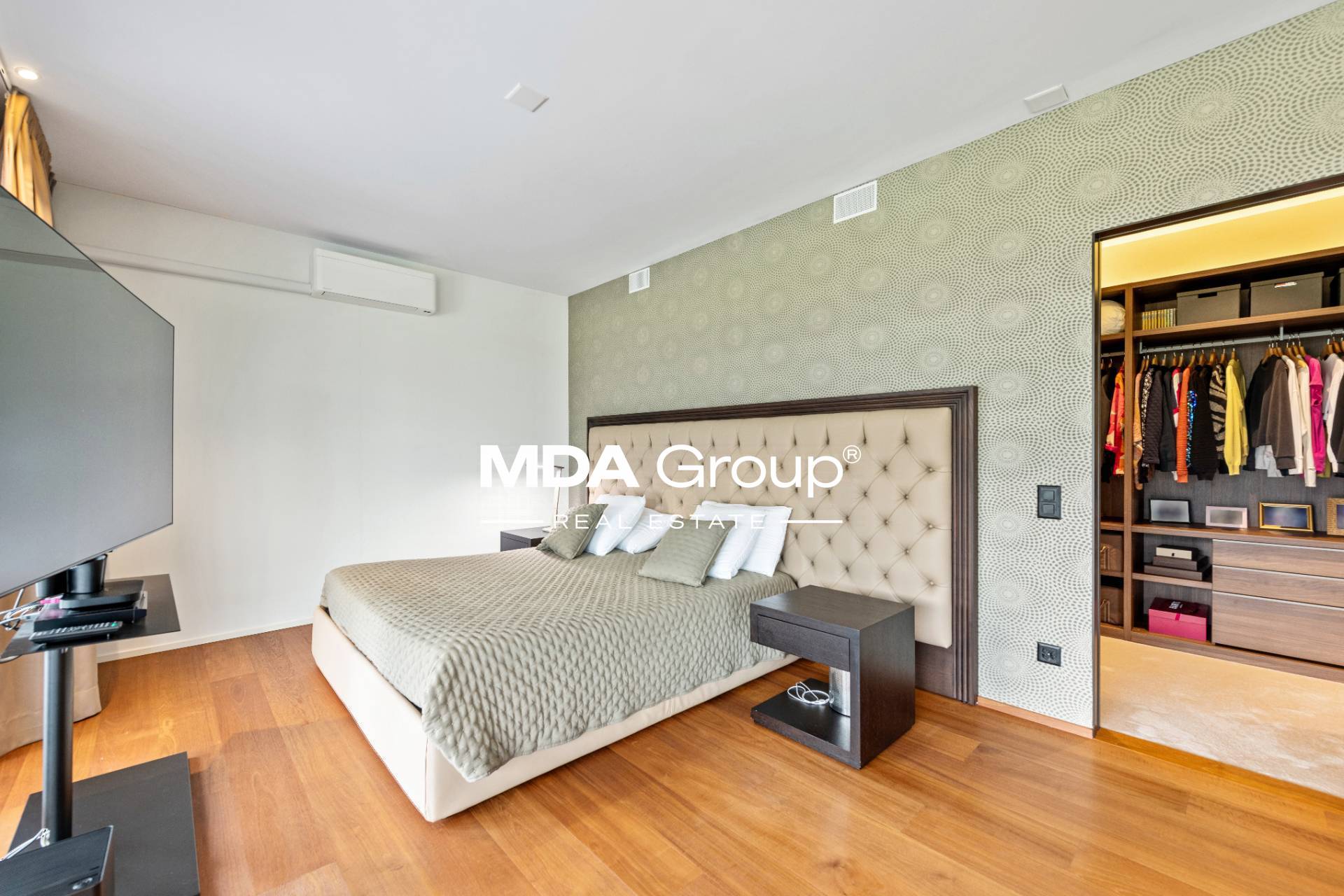 VILLA MODERNA CON PISCINA