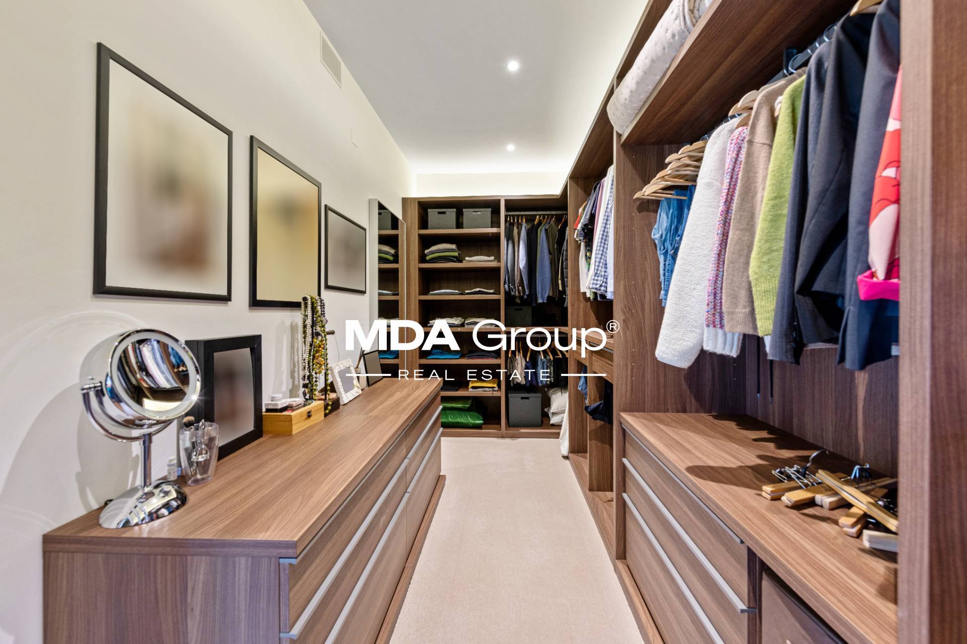 VILLA MODERNA CON PISCINA