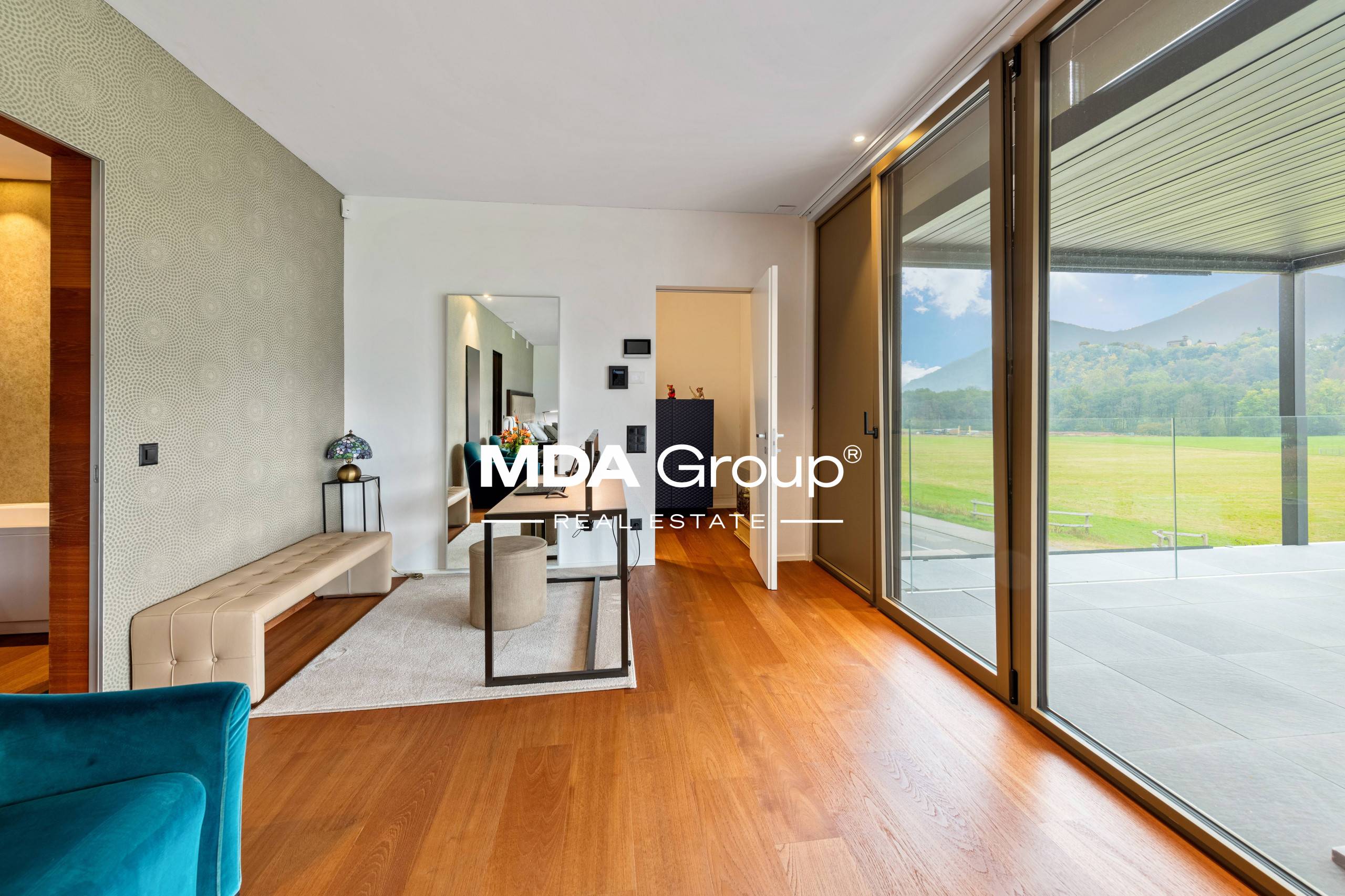 VILLA MODERNA CON PISCINA