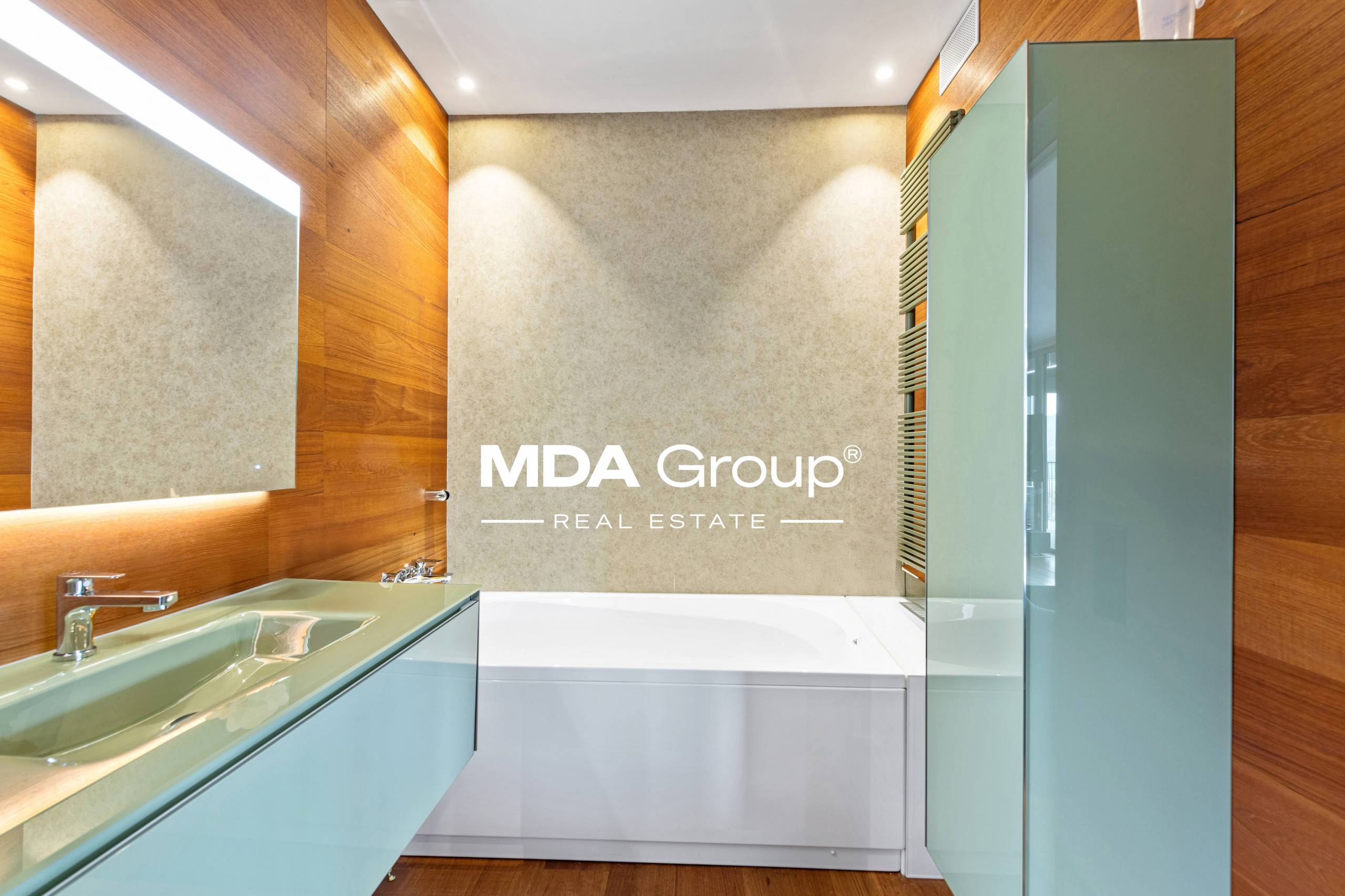 VILLA MODERNA CON PISCINA