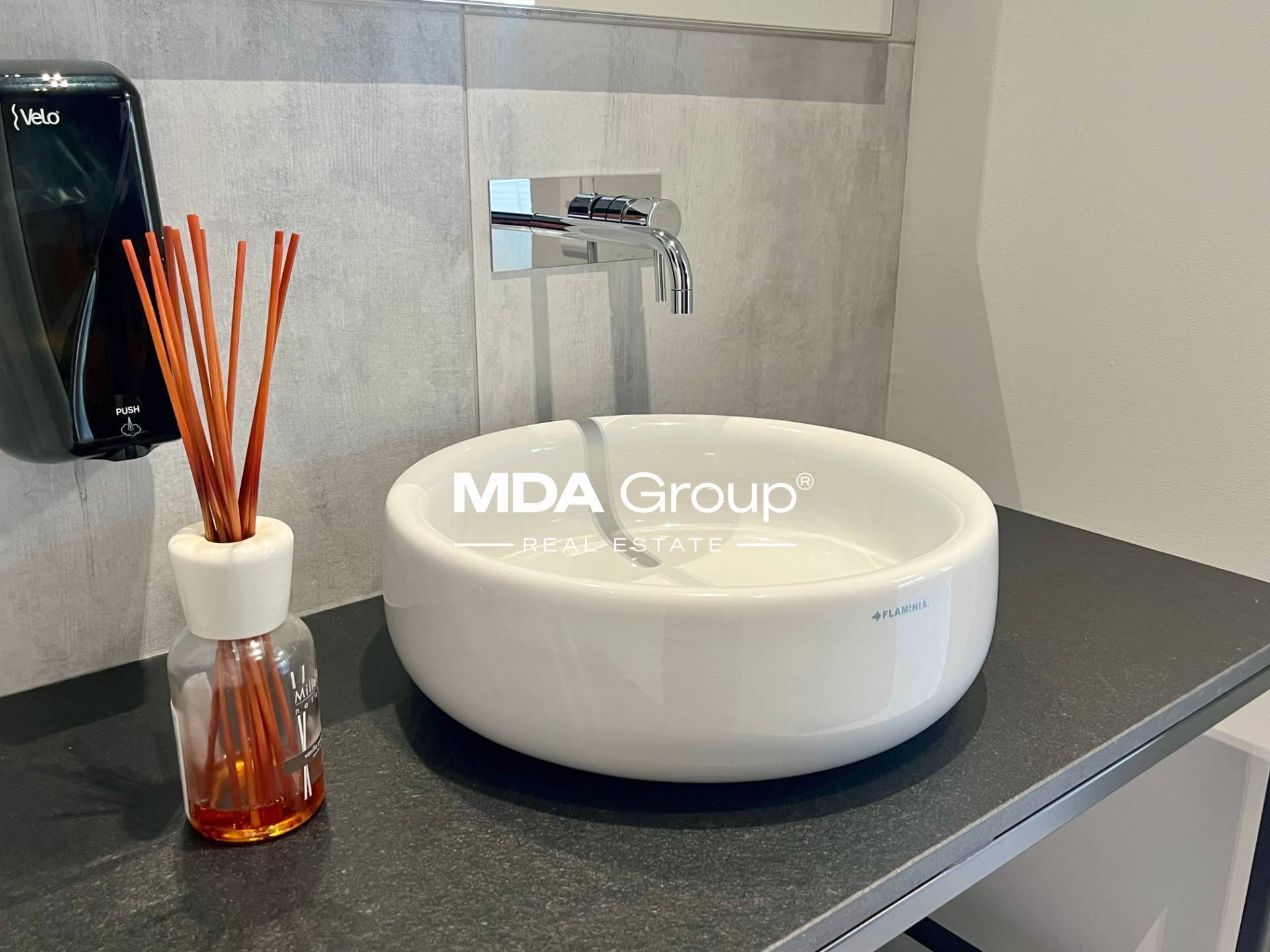 STYLISH OFFICE  IN TOP LOCATION!