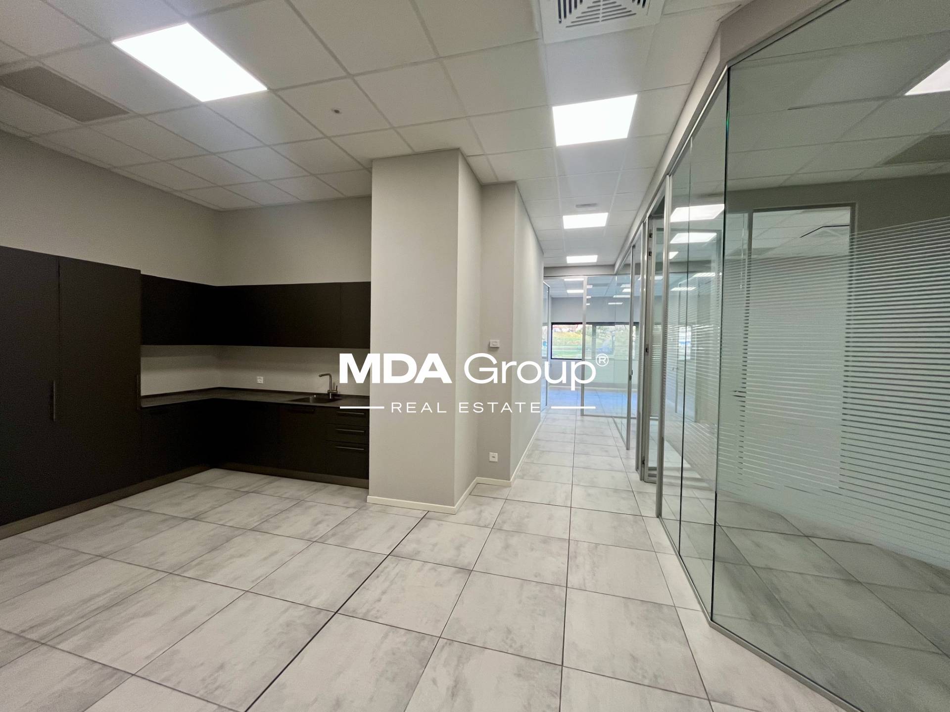 STYLISH OFFICE  IN TOP LOCATION!