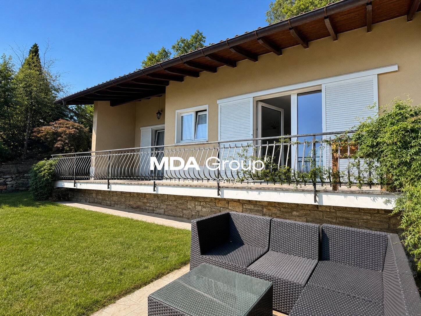 SOLEGGIATA CASA SINGOLA CON GIARDINO, CARONA