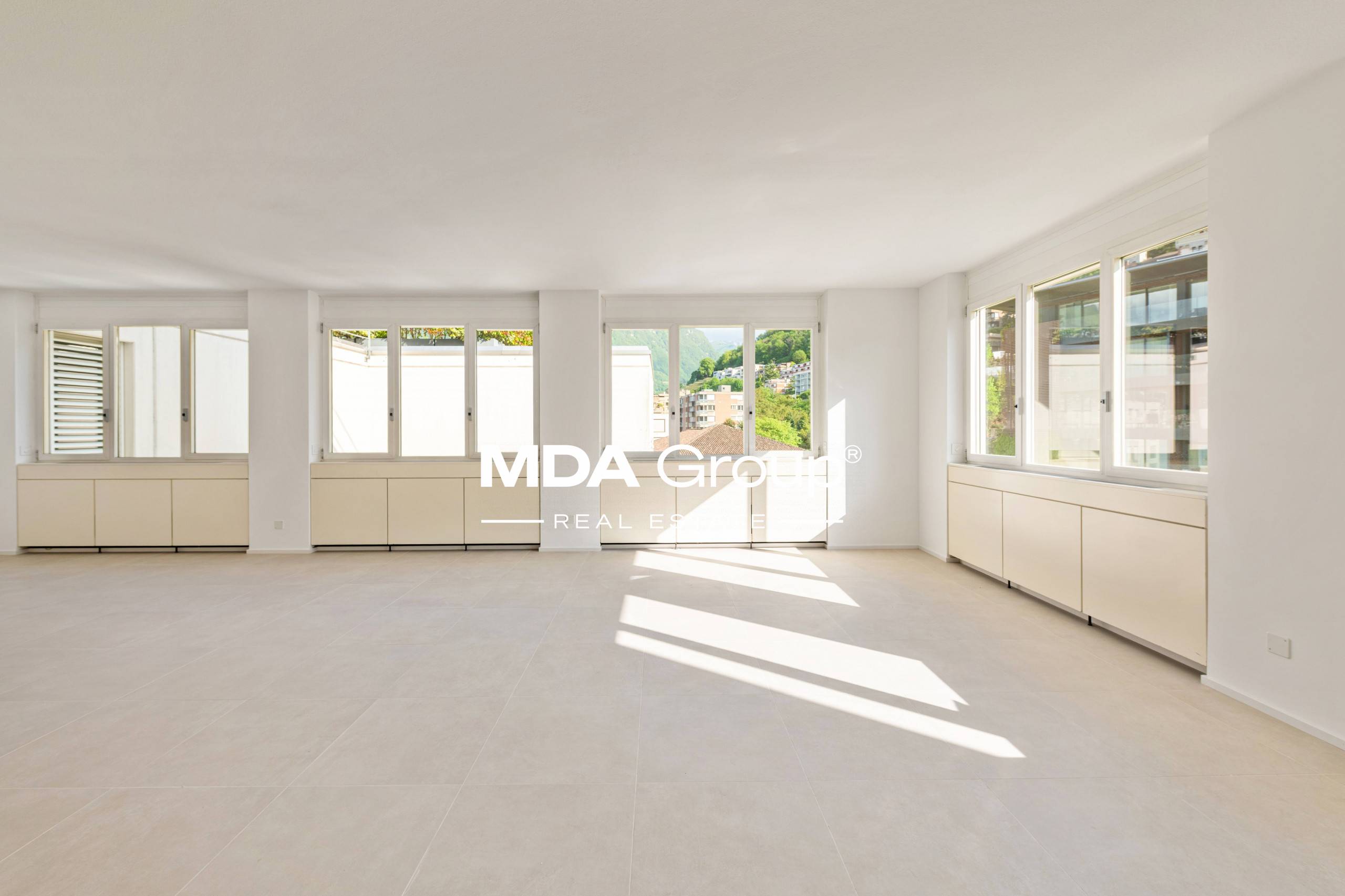 uffici di 226 m2: CENTRALITA' & VISTA LAGO