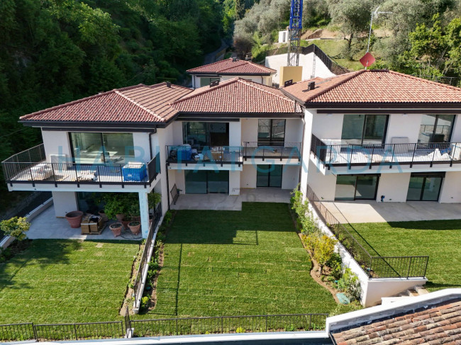 Appartamento con giardino privato in vendita a Gardone Riviera
