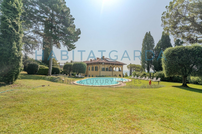 Appartamento con giardino privato in vendita a Gardone Riviera
