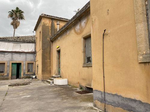 Intero stabile commerciale in vendita a Cesarò (ME)