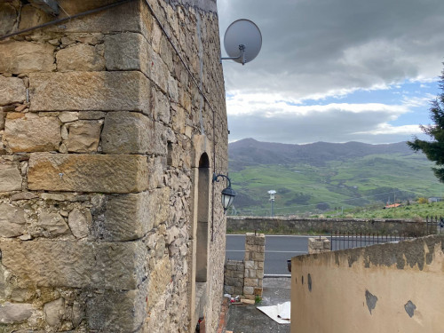 Intero stabile commerciale in vendita a Cesarò (ME)