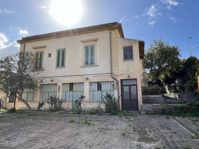 Whole building for sale in Messina (ME)