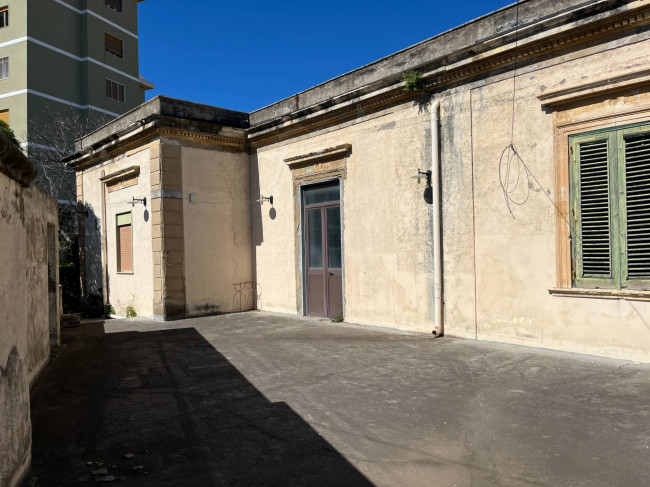 Whole building for sale in Messina (ME)