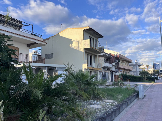 Intero stabile residenziale in vendita a Santa Teresa di Riva (ME)