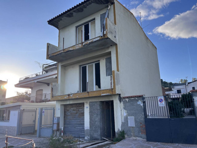 Intero stabile residenziale in vendita a Santa Teresa di Riva (ME)