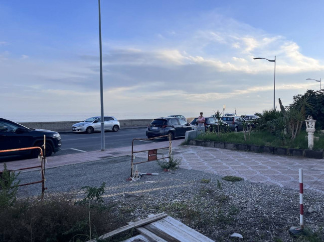 Intero stabile residenziale in vendita a Santa Teresa di Riva (ME)