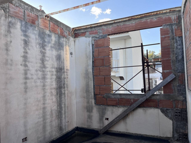 Intero stabile residenziale in vendita a Santa Teresa di Riva (ME)