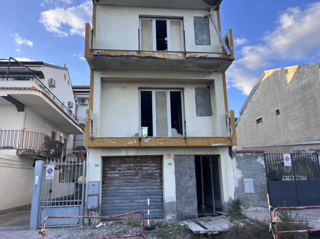 Intero stabile residenziale in vendita a Santa Teresa di Riva (ME)