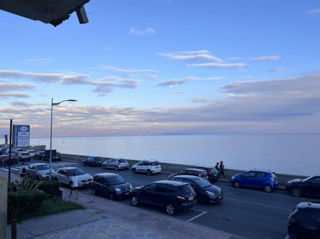 Intero stabile residenziale in vendita a Santa Teresa di Riva (ME)