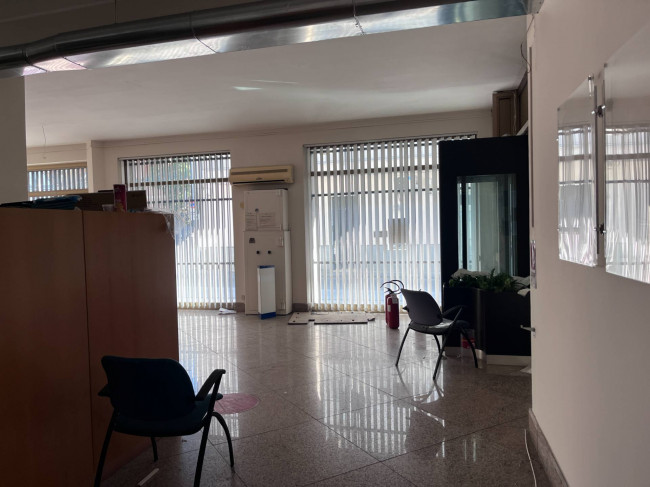 Locale commerciale in vendita a Aci Castello (CT)