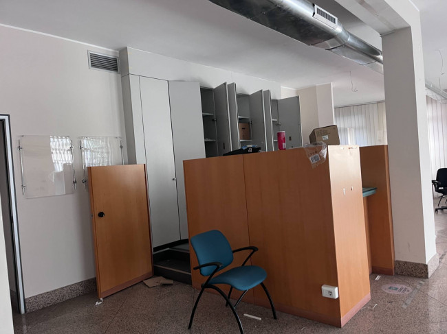 Locale commerciale in vendita a Aci Castello (CT)